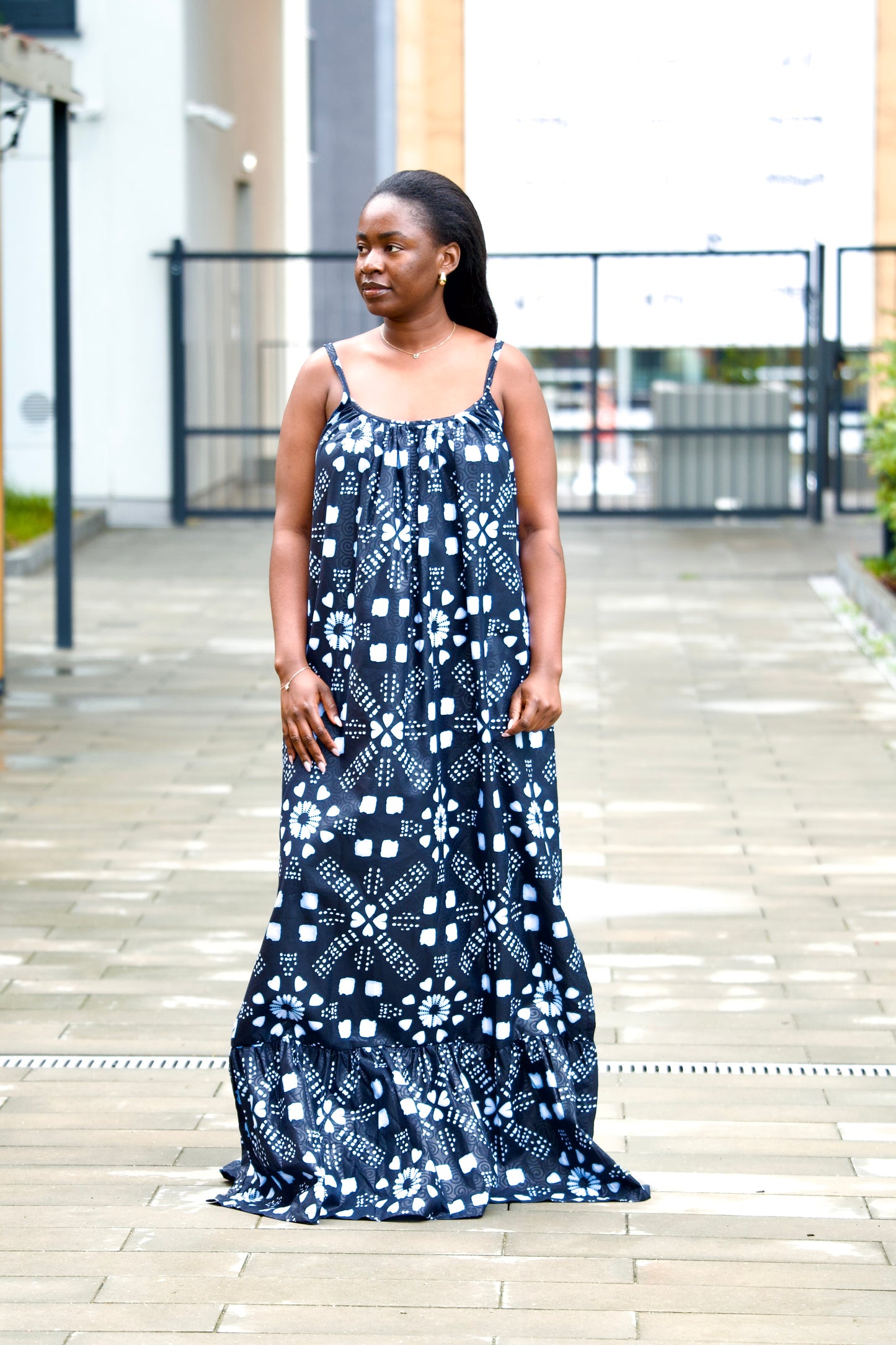 Elegant long dress with pockets