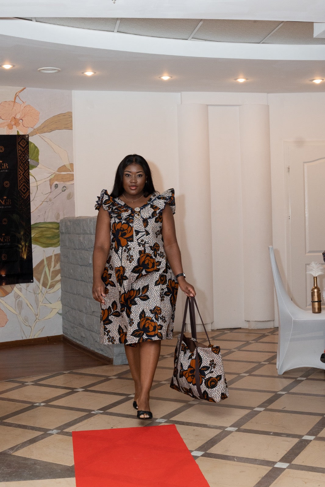 Elegant Short Dress with Matching Tote Bag