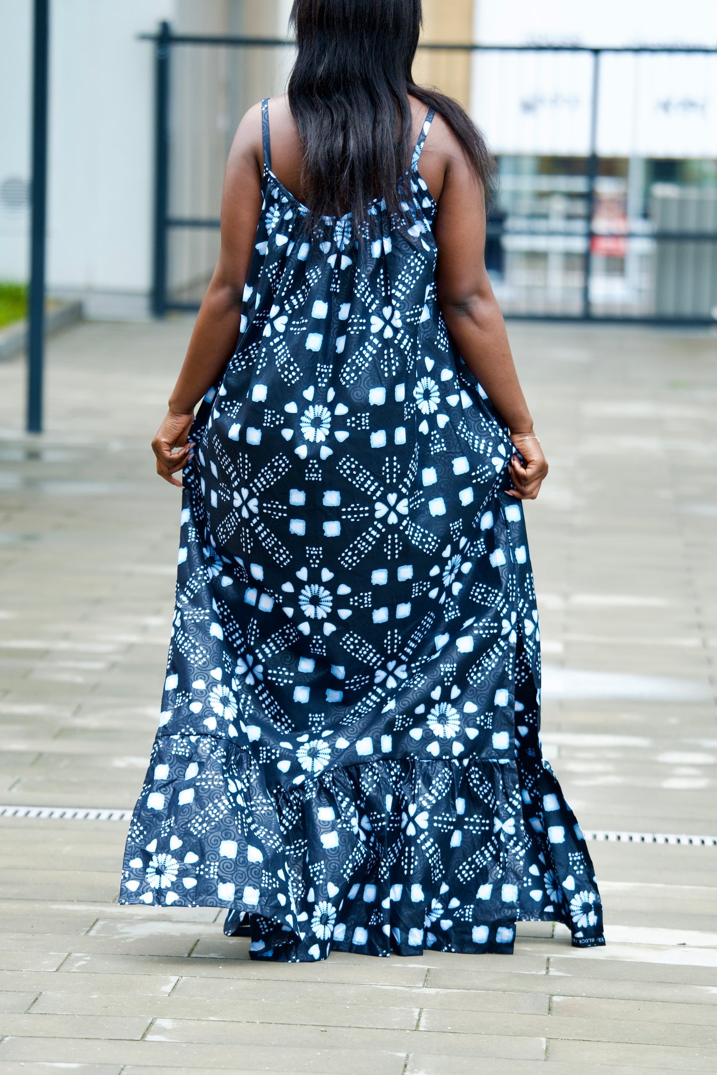 Elegant long dress with pockets